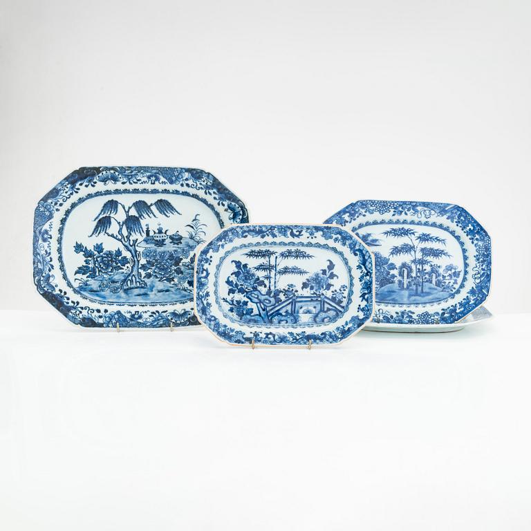 Four Chinese porcelain dishes, Qianlong (1736-95).