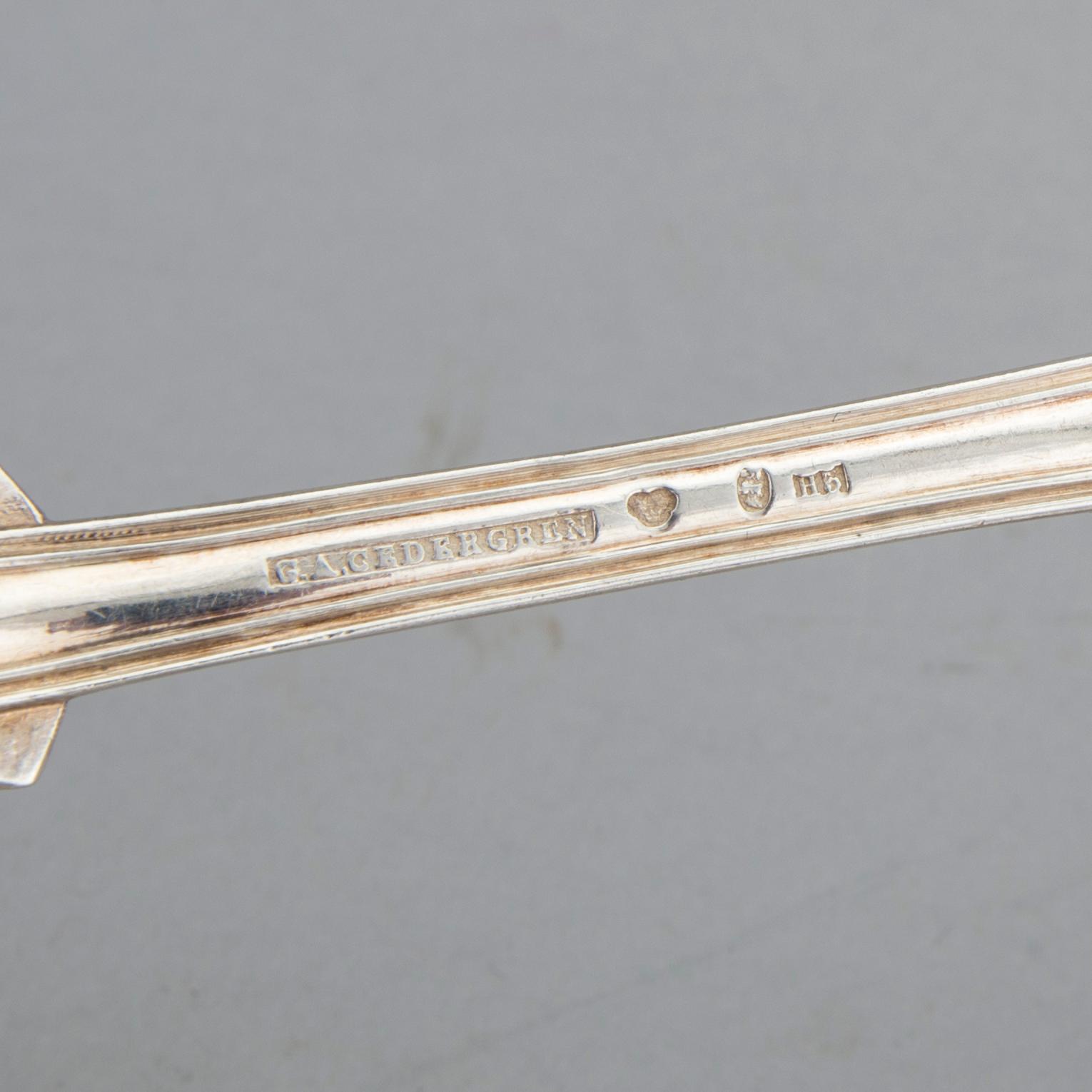 BESTICK I SILVER, 32 delar, olika svenska mästare, 1800/1900-tal. Total vikt ca 2035 gram inklusive knivblad.