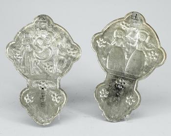 VÄGGPLÅTAR, 2 st, vitmetall, 1800-talets slut.