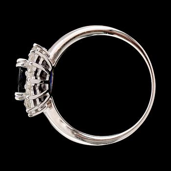 RING, 18 k guld, blå kyanit ca 3.05 ct, 14 briljantslipade diamanter tot ca 0.48 ct.