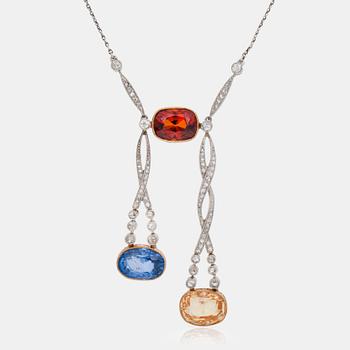 576. COLLIER med rödorange hessonitgranat, en gul och en blå ceylonsafir samt rosenslipade diamanter. Ca 1920.