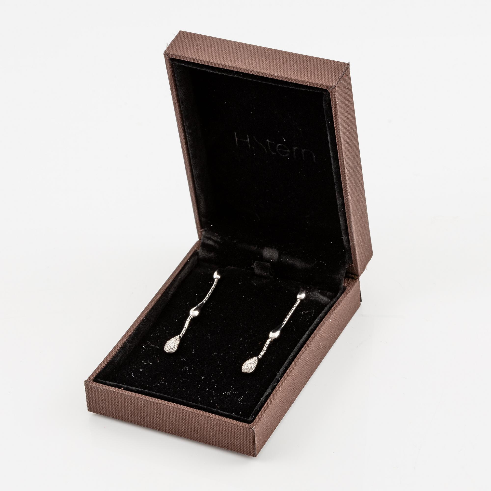 A pair of earrings in 18K gold set with round brilliant-cut diamonds, H Stern.