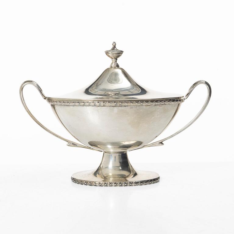 A Swedish sugar-bowl with lid, mark of KG Markströms Guldsmeds AB, Uppsala 1924.