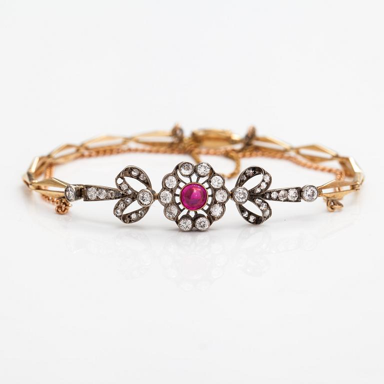 A 14K gold bracelet with a synthetic ruby, old cut diamonds ca. 0.69 ct in total and rose-cut diamonds.