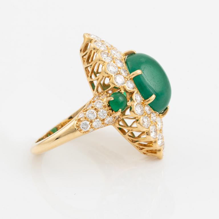 A Van Cleef & Arpels ring in 18K gold set  with cabochon-cut emerald and round brilliant-cut diamonds.