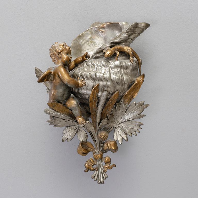 VÄGGVAS, metall, 1900-tal.