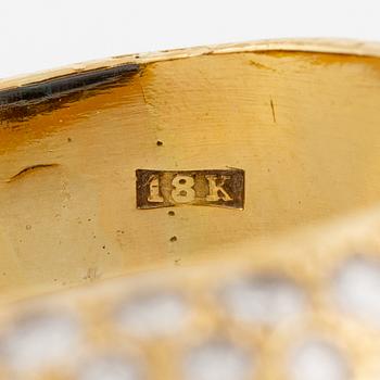 Ring 18K guld med en fasettslipad safir.