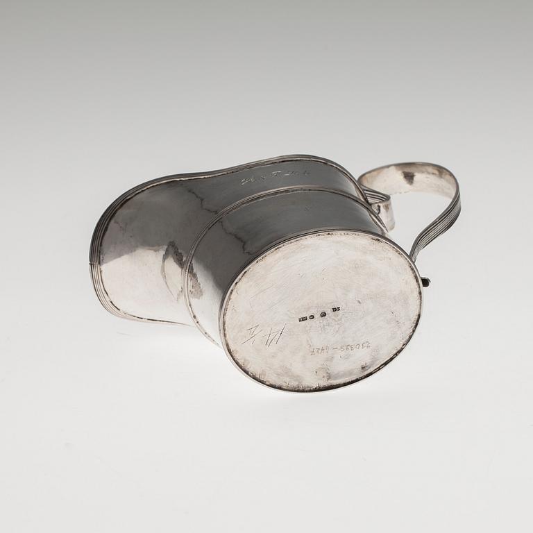 GRÄDDKANNA, silver. Nils Linneus Stockholm 1810. Invändigt förgylld. Höjd 13 cm. Vikt 185 g.