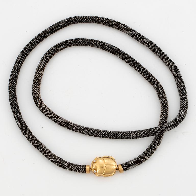OLE LYNGGAARD, collier i oxiderat silver, lås i form av skalbagge 18K guld med två briljantslipade diamanter.