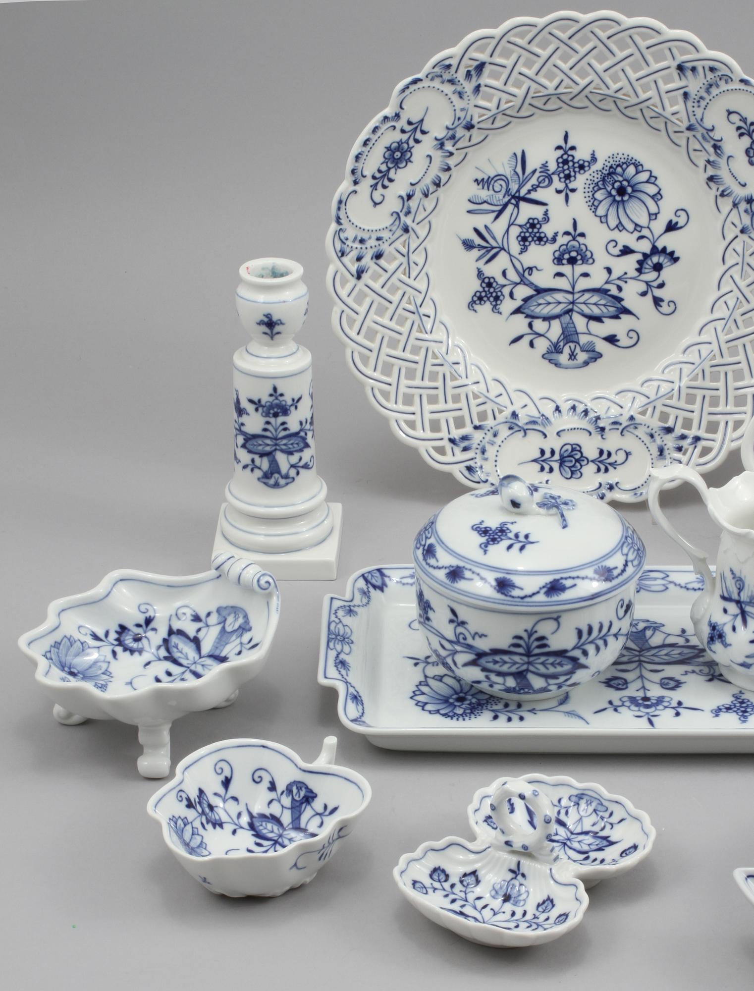SERVISDELAR, 21 st, porslin, "Lökmönstret", Meissen, 1900-talets andra hälft.
