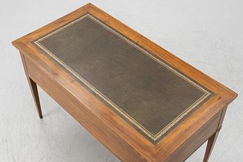 A Georgian style desk, early 20th century.