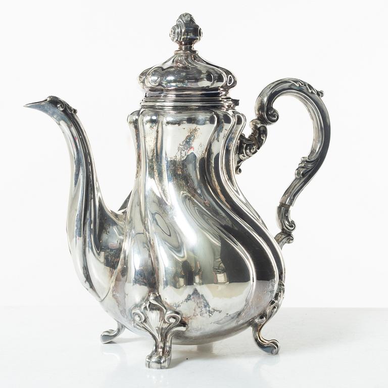 A Norwegian silver Rococo style coffee pot, cream jug, and sugar bowl, Norsk Filigransfabrikk, Oslo circa 1920.