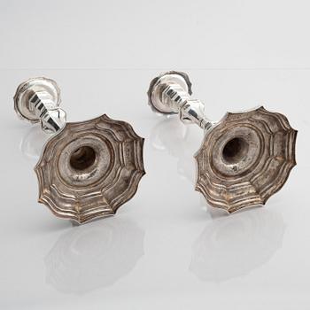Jonas Thomasson Ronander, ljusstakar, ett par, silver, Stockholm 1754. Senbarock.
