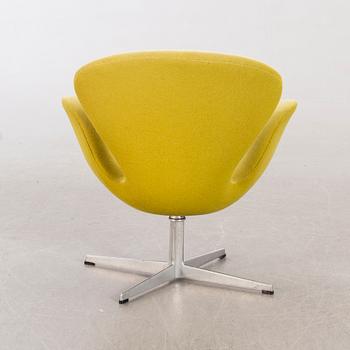 ARNE JACOBSEN, fåtölj, "Svanen", för Fritz Hansen Danmark 1975.