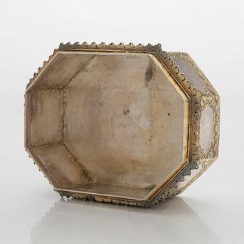 Pan-skrin på bricka, silver och förgyllt silver, mogulstil, Delhi, Indien, 1800-talets första hälft.