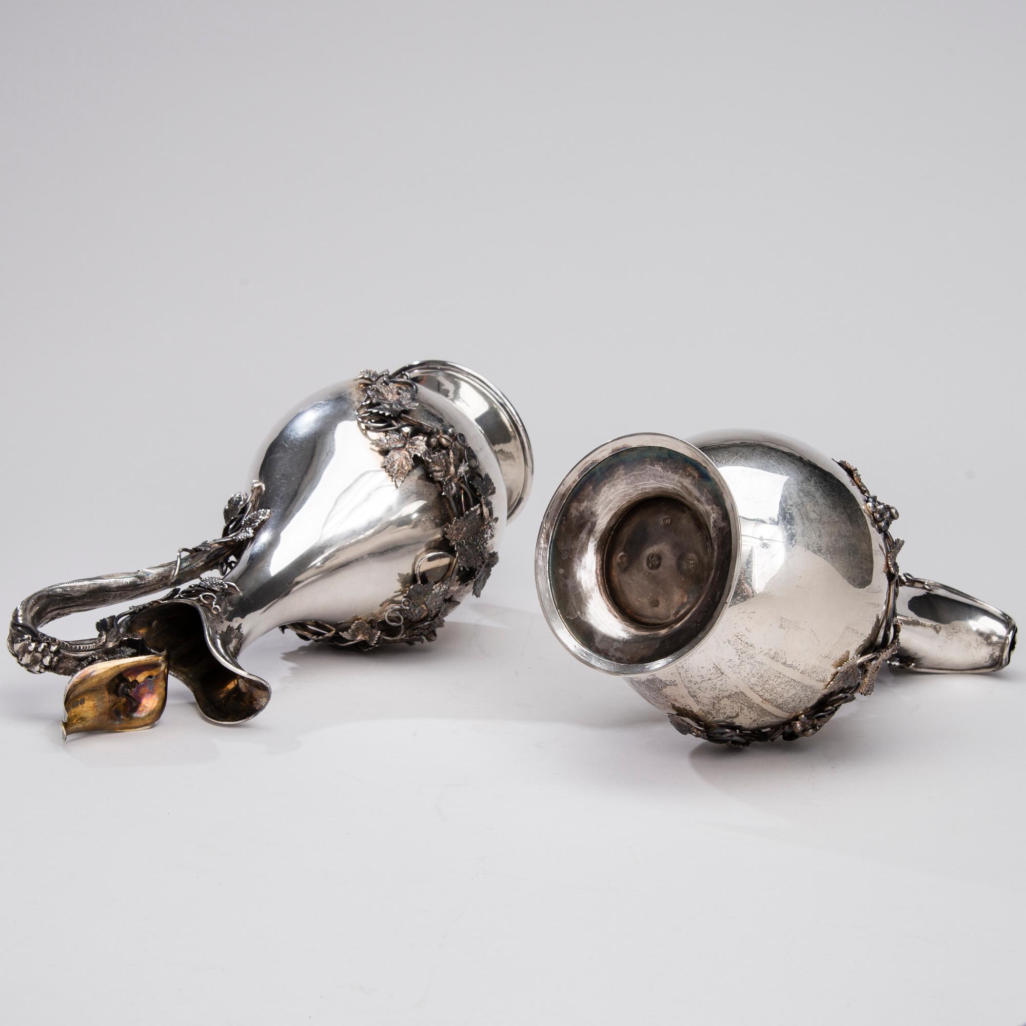 VINKANNOR, ett par, silver, viktorianska, Stephen Smith och William Nicholson, London 1856. Vikt 1946 g.
