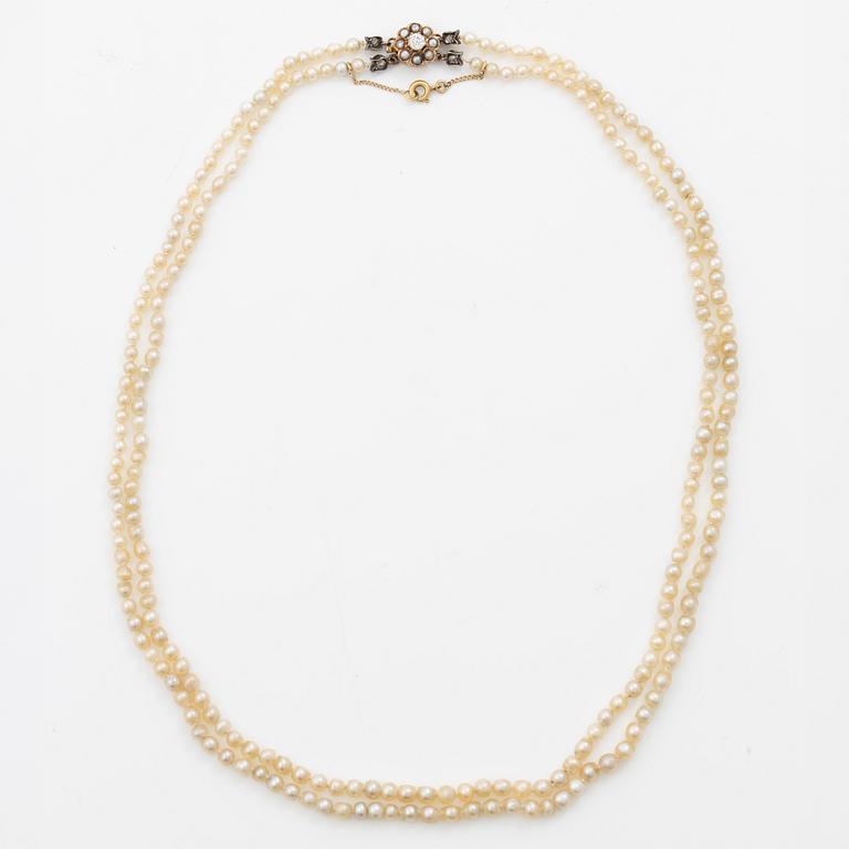 Pearl necklace with a gold clasp set with an old-cut and rose-cut diamonds and pearls.