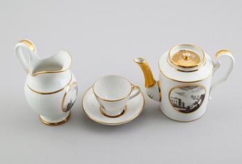 KAFFEKANNA, TILLBRINGARE SAMT KOPP MED FAT, porslin, empirestil, 1800-/1900-tal.