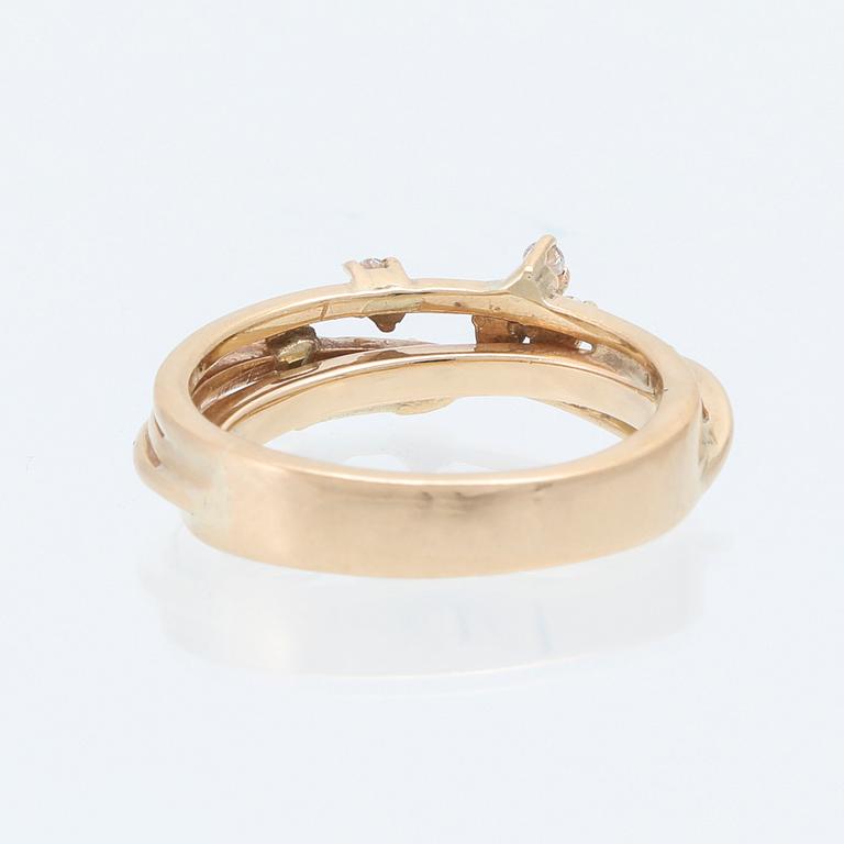 Ring in 18K gold with round brilliant-cut diamonds.