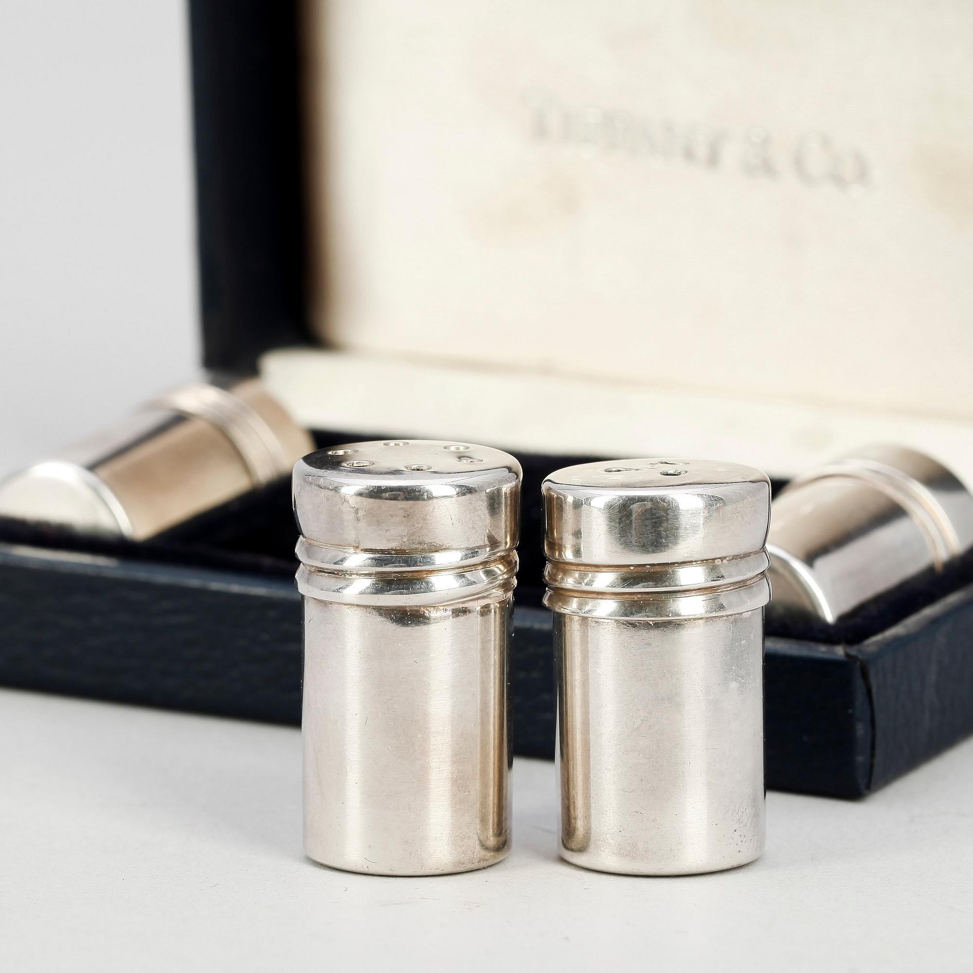 PEPPAR- OCH SALTKAR, 4 delar, sterlingsilver, Tiffany & Co, 1900-tal. Tot vikt ca 38g.