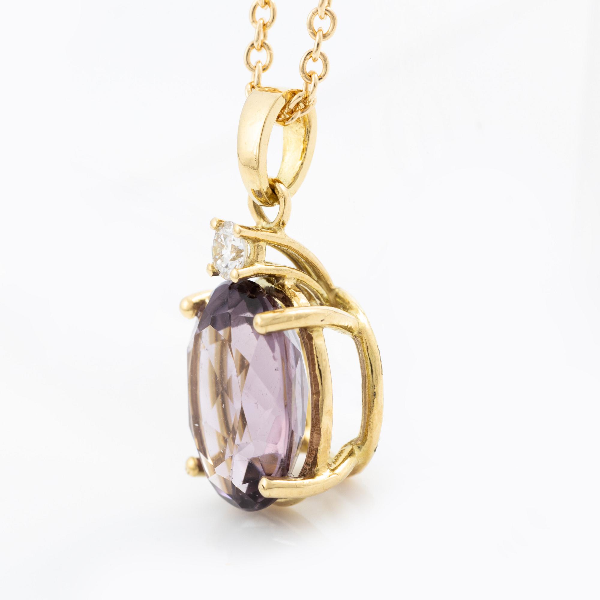 Necklace 18K gold with purple tourmaline and brilliant-cut diamond.