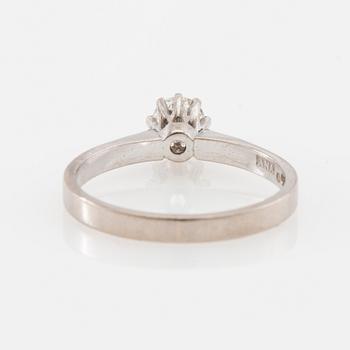 Solitaire ring in 18K white gold with a round brilliant-cut diamond.