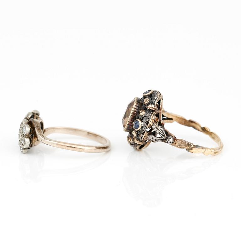 RINGAR, 2 st, med zirkon, safirer och diamanter, olika guldhalter, omkring 1900.