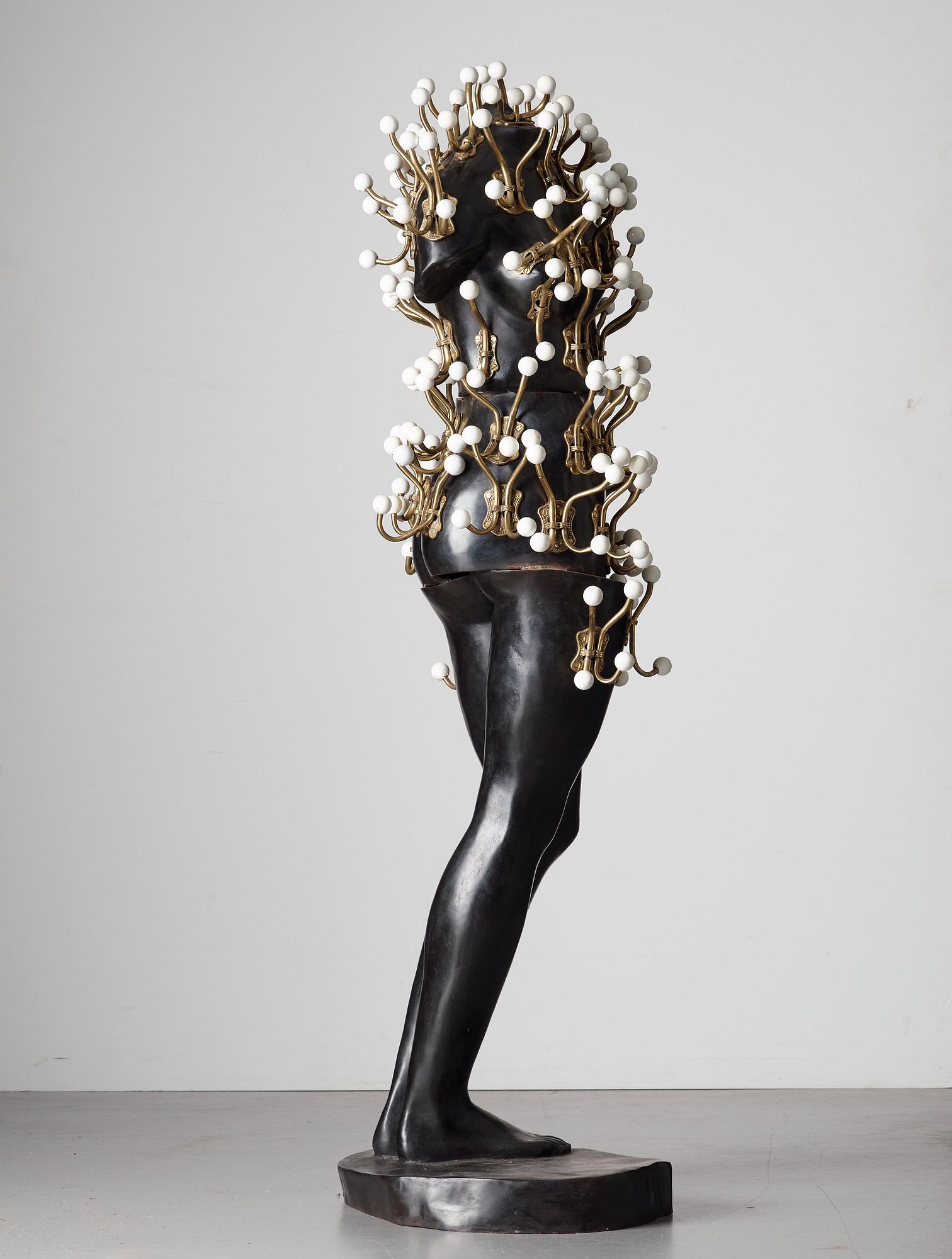 Fernandez Arman, ”Bien vêtue II”.