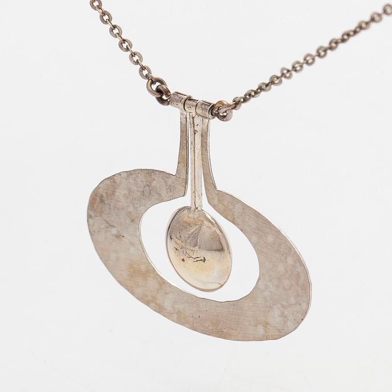 Tapio Wirkkala, riipus, "Päärynä", sterlinghopeaa, ja ketju. Kultakeskus, Hämeenlinna 1975.