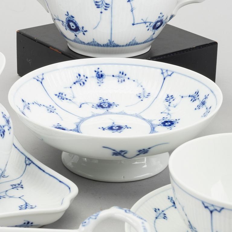 A DANISH PORCELAIN TEA SET, 22 pieces, "Musselmalet", Royal Copenhagen.