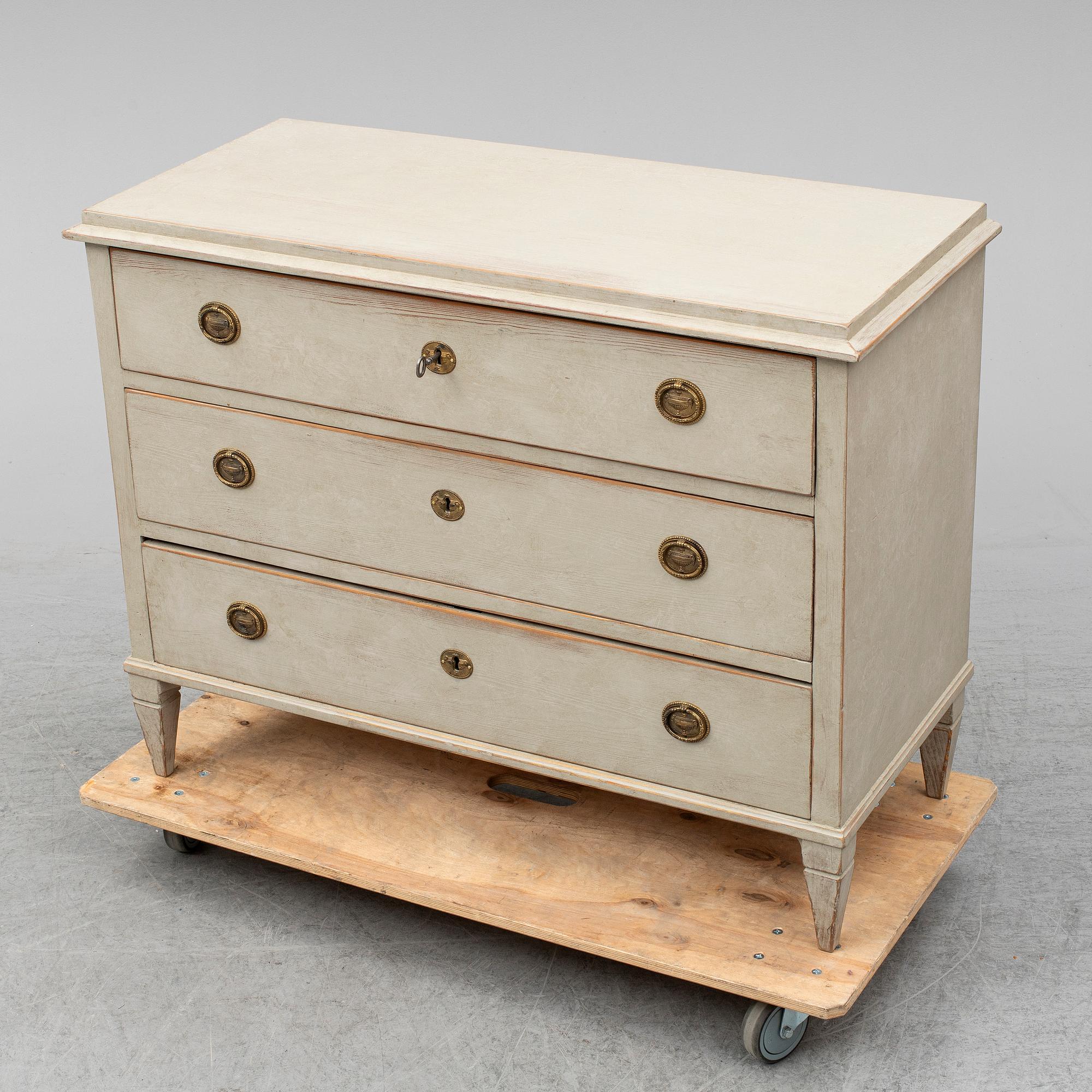 CHEST OF DRAWERS, first half of the 19th century.