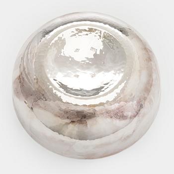 A. Tillander, skål, sterlingsilver och emalj. Helsingfors 2005.