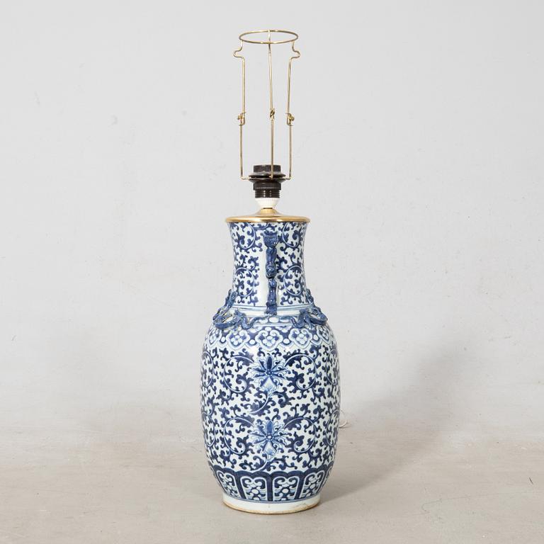 Bordslampa Kina 1900-tal porslin.