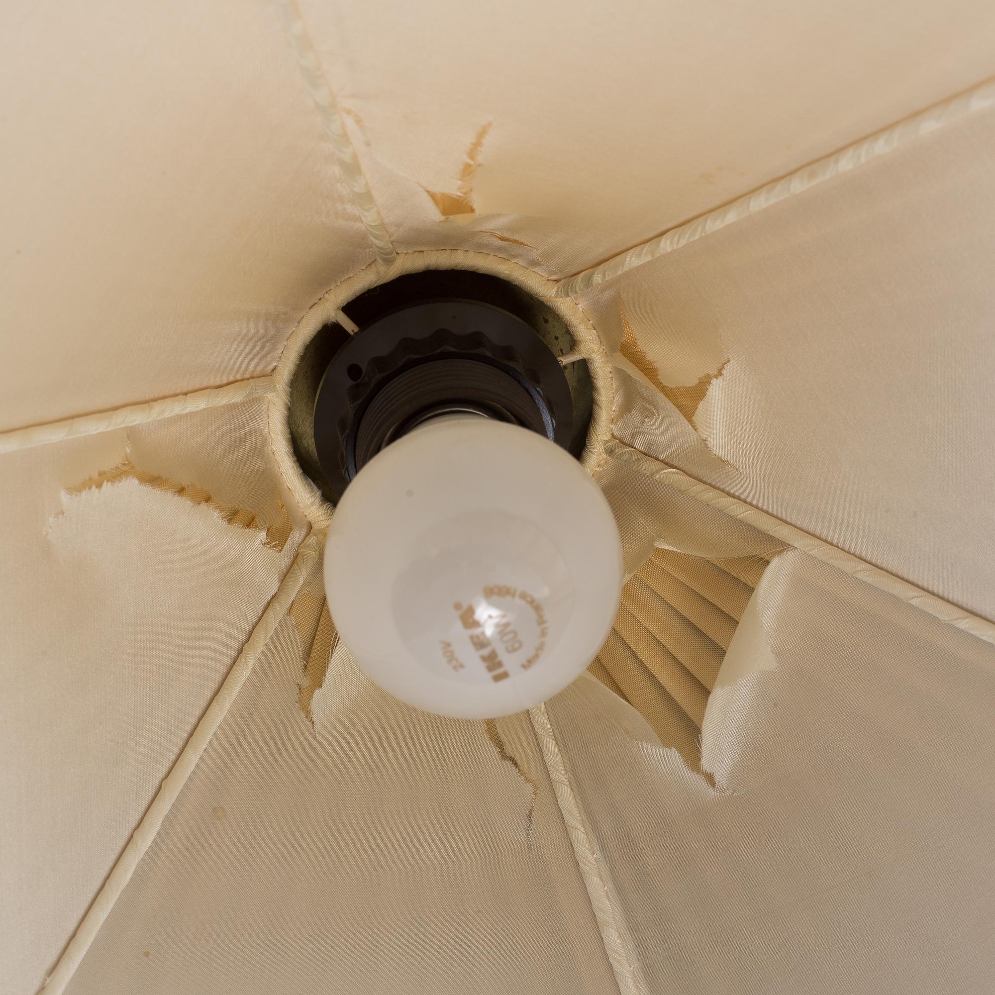 JOSEF FRANK, TAKLAMPA, modell 2560, Firma Svenskt Tenn, 1900-talets andra hälft. Höjd ca 31 cm.