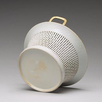 A grisaille chesnut basket with stand, Qing dynasty, late Qianlong (1736-95).