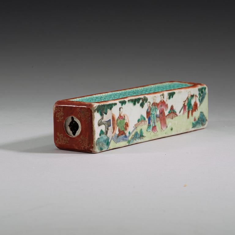 A famille rose cricket box, Qing dynasty 19th Century.