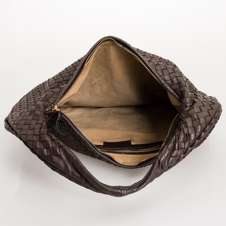 BOTTEGA VENETA, a dark brown leather 'Veneta' bag.