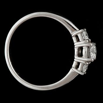 RING, 18k vitguld med tre olikslipade diamanter mittsten ca0,40ct, tot ca0,26 ct. Vikt ca 4,3 gram. 2000-tal.