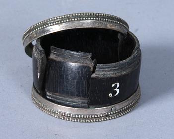 SERVETTRINGAR, 12 st, pläter och trä,1800-talets slut.