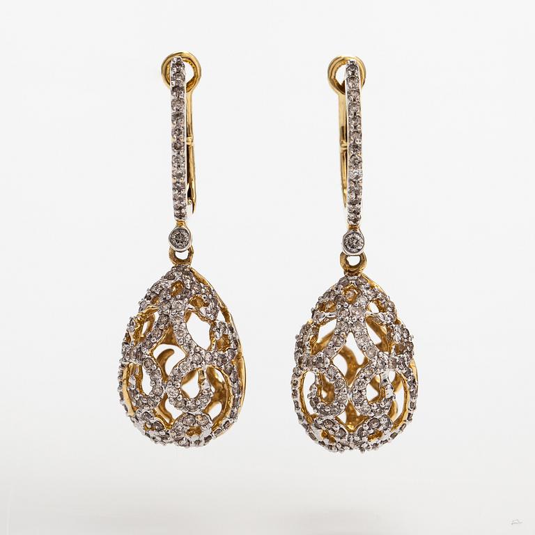 Örhängen, 14K guld och diamanter ca 0.72 ct tot. Med IGI certifikatnummer.