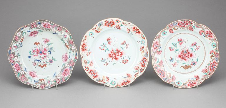 TALLRIKAR, 12 st snarlika, porslin, Qingdynastin Qianlong (1736-95).