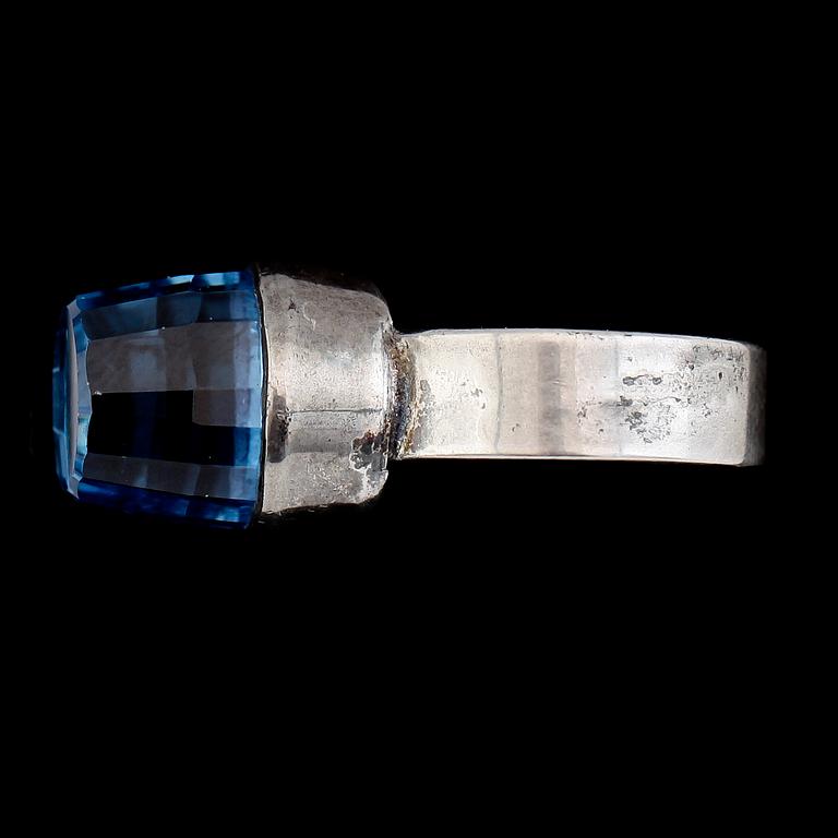 RING, silver och fasettslipad sten, 1900-talets andra hälft. Total vikt ca 7 g.