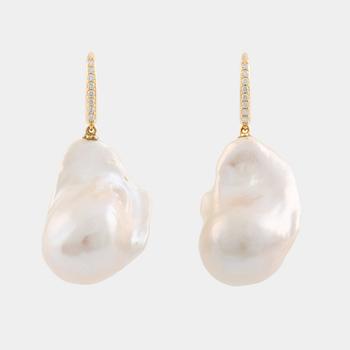 Örhängen med odlade barocka sötvattenspärlor och briljantslipade diamanter.