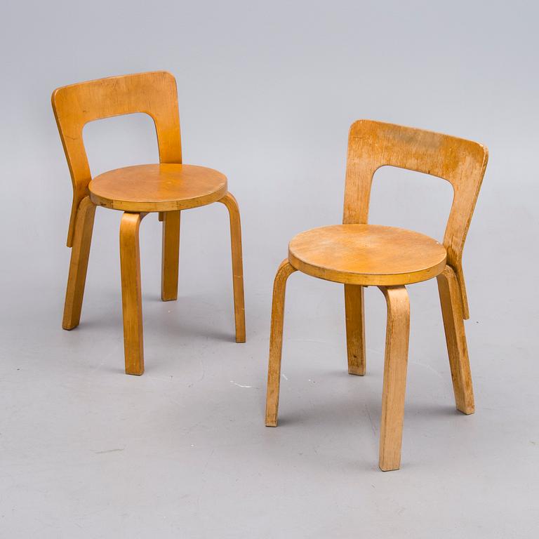 STOLAR, ett par, modell 65, Alvar Aalto Artek. 1900-talets mitt. Modellen formgiven 1935.