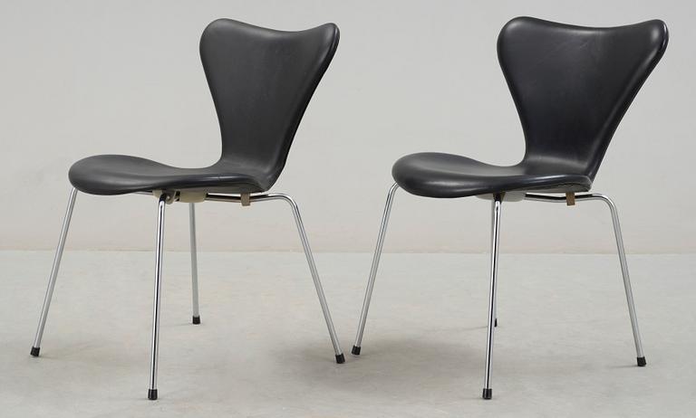 STOLAR, ett par, "Sjuan", Arne Jacobsen, Fritz Hansen, formgiven 1955.