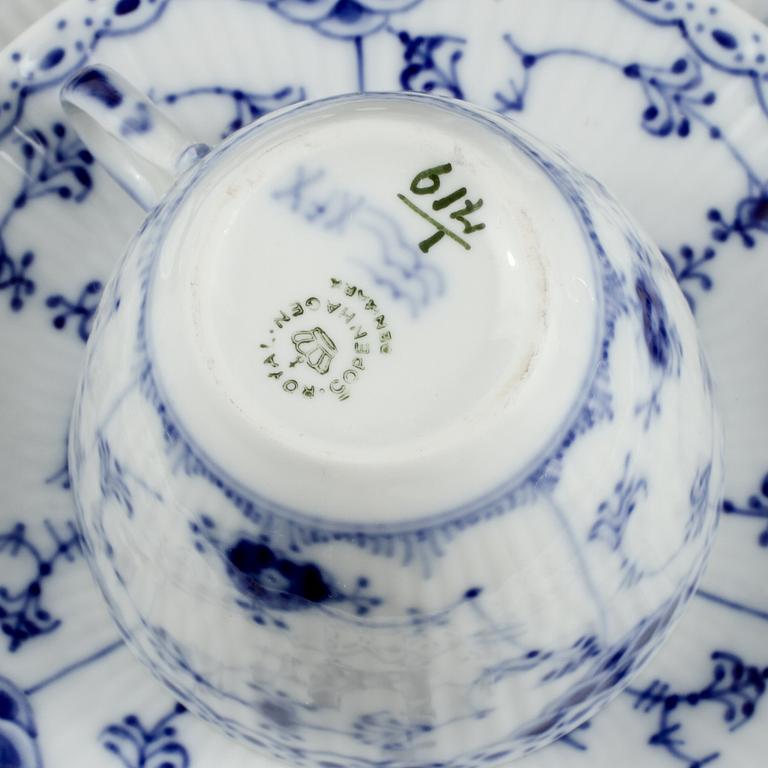 SERVISDELAR, 49 st, porslin, "Musselmalet", Royal Copenhagen, 1900-talets andra hälft.