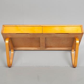 VÄGGKONSOL / VÄGGHYLLA, Alvar Aalto, Artek, 1900-talets mitt.