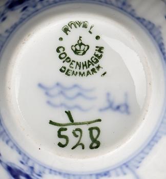 SERVISDELAR, 22 st, porslin, "Musselmalet",  Royal Copenhagen.