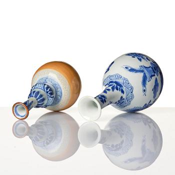 Two blue and white vases, Qing dynasty, Kangxi (1662-1722).