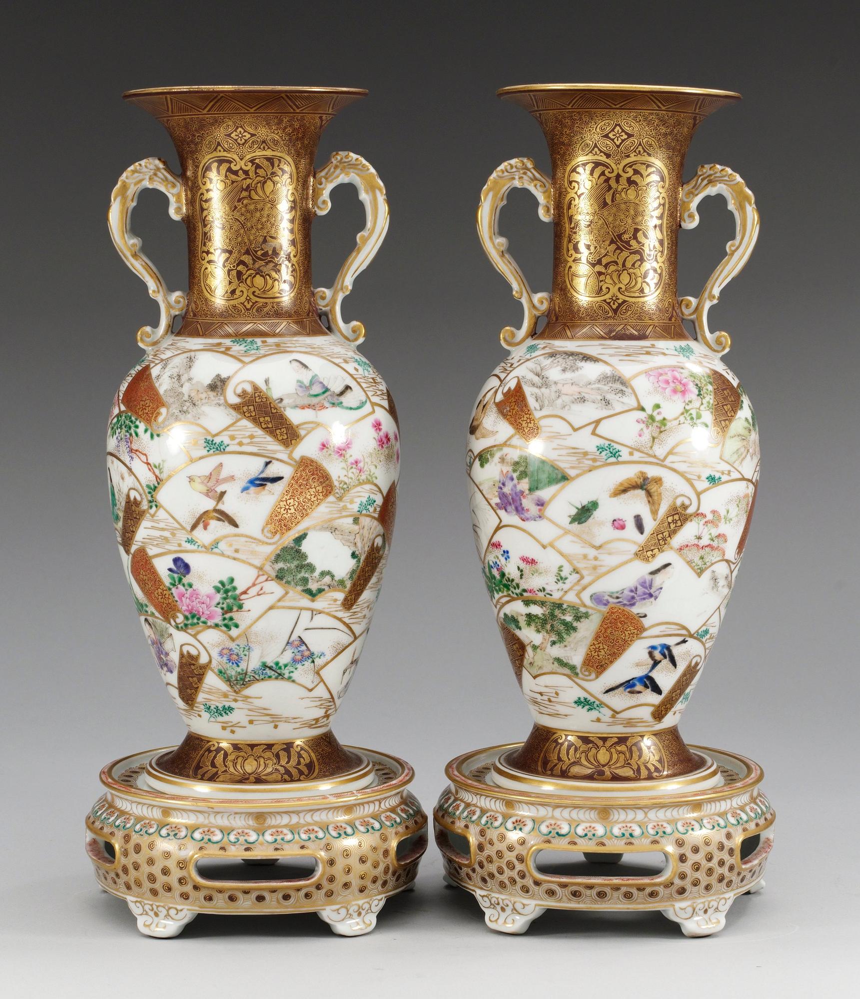 URNOR med SOCKEL, ett par, porslin. Japan ca 1900-tal.